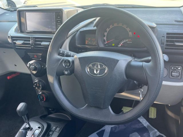 �C���e���A�ɍ��킹���f�U�C���̃X�e�A�����O�́A�^�]�������̂��Ƃ��l���A�^�]���₷���`��A�傫���ł��B�����x�A���ۂɐG���Ă��m���߂��������B