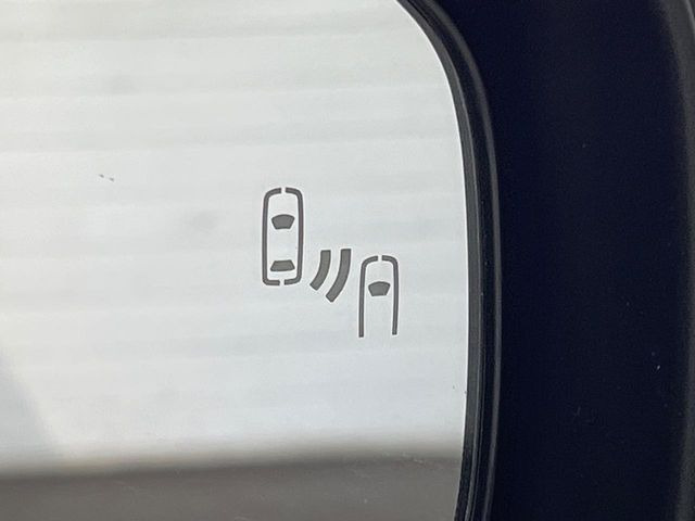 【ブラインドスポットモニター】走行中、ドアミラーの死角になりやすい箇所に後続車が接近するとサイドミラーのレンズに警告を表示!ドライバーに注意喚起をしてくれます。