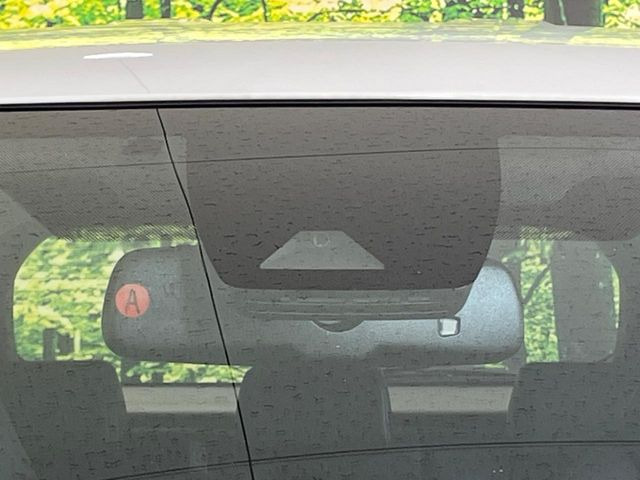 【トヨタセーフティセンス】走行中に前方の車両等を認識し、衝突しそうな時は警報とブレーキで衝突回避と被害軽減をアシスト。より安全にドライブをお楽しみいただけます。