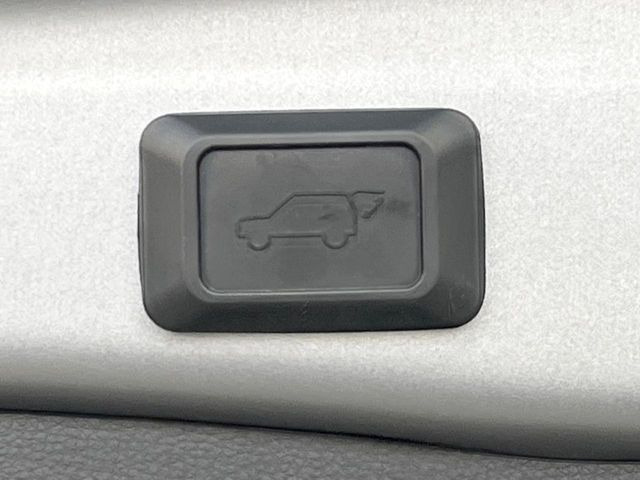 【パワーバックドア】スマートキーや運転席のボタンを押すだけでリアゲートが自動で開閉します!荷物を持っている時や、高い位置にあるバックドアを閉める際に便利な機能です♪