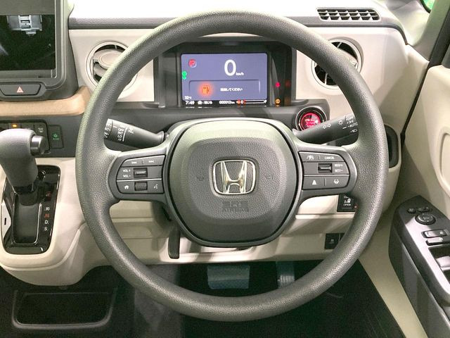インテリアに合わせたデザインのステアリングは、運転される方のことも考え、運転しやすい形状、大きさです。是非一度、実際に触ってお確かめください。