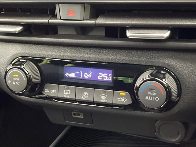 【オートエアコン】一度お好みの温度に設定すれば、車内の温度を検知し風量や温度を自動で調整。暑い&hellip;寒い&hellip;と何度もスイッチ操作をする必要はありません。快適な車内空間には必須の機能ですね♪