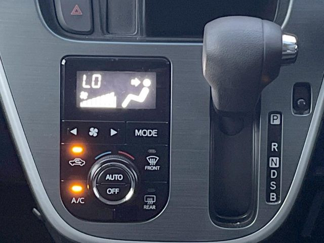 【オートエアコン】一度お好みの温度に設定すれば、車内の温度を検知し風量や温度を自動で調整。暑い&hellip;寒い&hellip;と何度もスイッチ操作をする必要はありません。快適な車内空間には必須の機能ですね♪