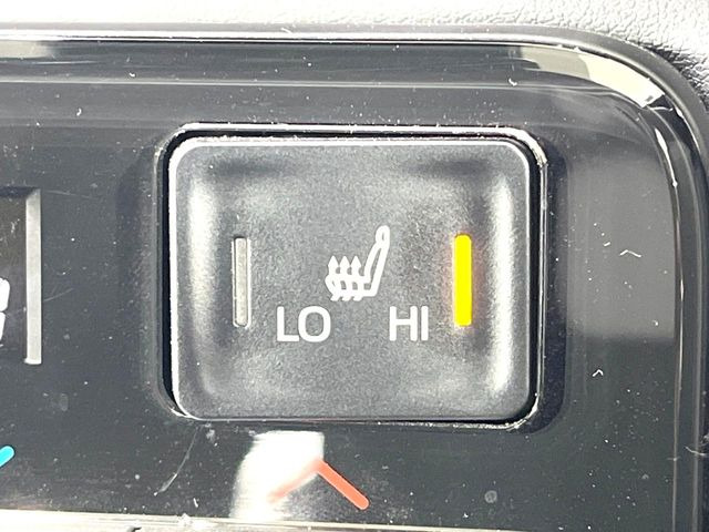 【シートヒーター】寒い日に重宝するシートヒーター!エアコンより早く温まってくれるので寒がりの人も安心ですね♪エアコンの温風は乾燥するから苦手、という方にもをおすすめです。