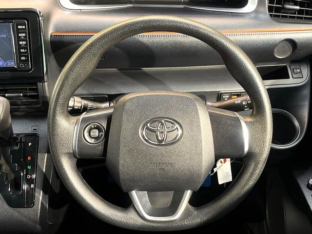 インテリアに合わせたデザインのステアリングは、運転される方のことも考え、運転しやすい形状、大きさです。是非一度、実際に触ってお確かめください。