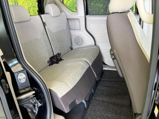 後部座席も気になるようなキズ・汚れやへたり等、大きなダメージはなく、良好な状態です。