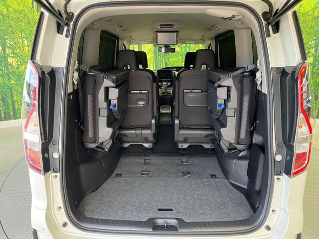 普段のお買い物や通勤、送迎等に十分な荷室スペースを確保しております。3列目を跳ね上げると、大きな荷物の積載も可能です♪