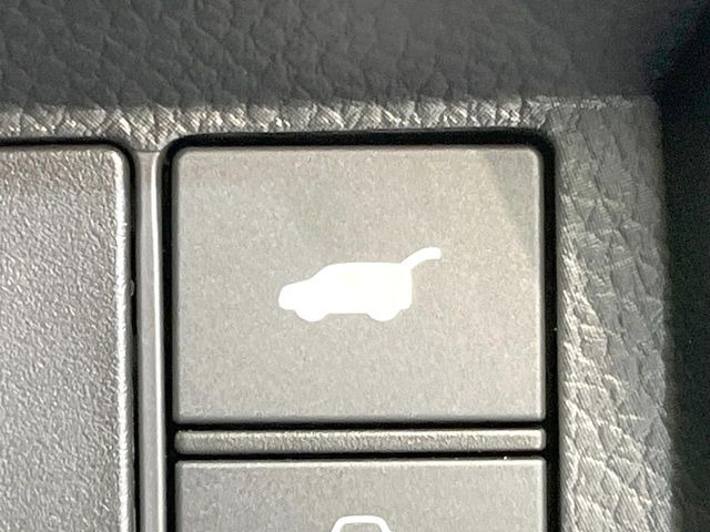 【パワーバックドア】スマートキーや運転席のボタンを押すだけでリアゲートが自動で開閉します!荷物を持っている時や、高い位置にあるバックドアを閉める際に便利な機能です♪