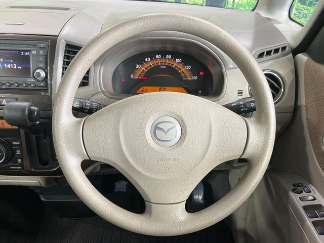 �C���e���A�ɍ��킹���f�U�C���̃X�e�A�����O�́A�^�]�������̂��Ƃ��l���A�^�]���₷���`��A�傫���ł��B�����x�A���ۂɐG���Ă��m���߂��������B