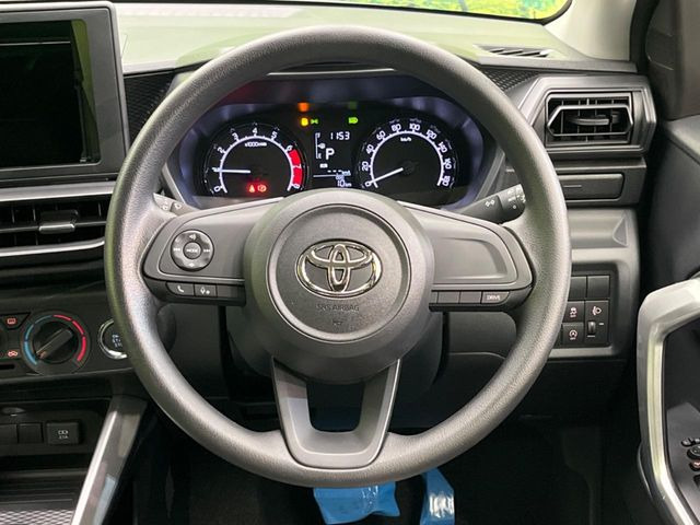 �C���e���A�ɍ��킹���f�U�C���̃X�e�A�����O�́A�^�]�������̂��Ƃ��l���A�^�]���₷���`��A�傫���ł��B�����x�A���ۂɐG���Ă��m���߂��������B