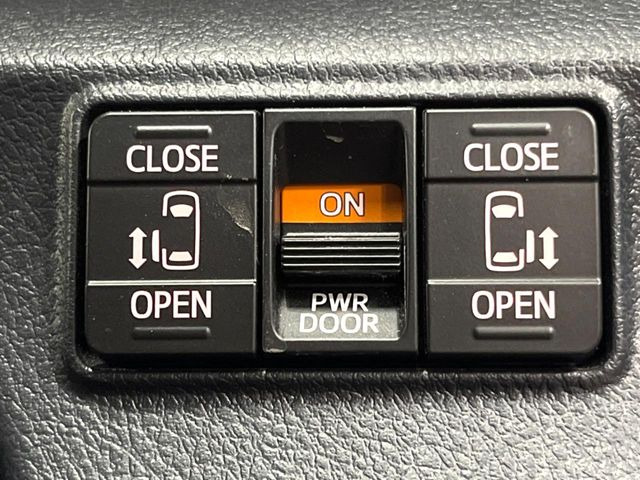 【両側パワースライドドア】スマートキーや運転席のスイッチで後席両側スライドドアの開閉が可能♪電動だから力を入れてドアを開ける必要が無く、小さなお子様でも簡単に開け閉めでき快適です♪