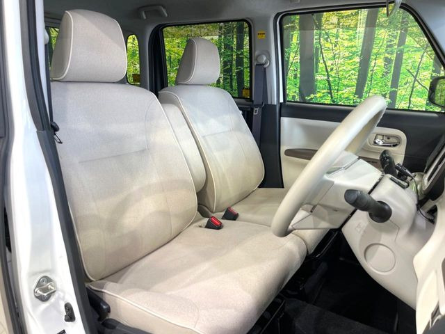 運転席まわりには十分なスペースがあり、大柄な方でもゆったり運転していただける環境です。