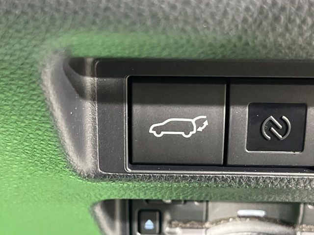 【パワーバックドア】スマートキーや運転席のボタンを押すだけでリアゲートが自動で開閉します!荷物を持っている時や、高い位置にあるバックドアを閉める際に便利な機能です♪