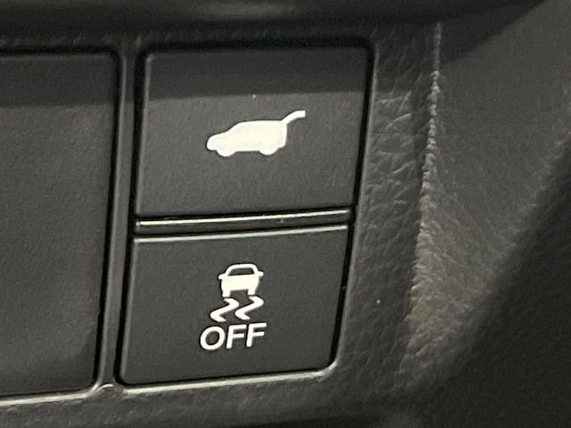 【パワーバックドア】スマートキーや運転席のボタンを押すだけでリアゲートが自動で開閉します!荷物を持っている時や、高い位置にあるバックドアを閉める際に便利な機能です♪