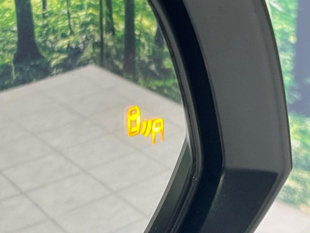 【ブラインドスポットモニター】走行中、ドアミラーの死角になりやすい箇所に後続車が接近するとサイドミラーのレンズに警告を表示!ドライバーに注意喚起をしてくれます。