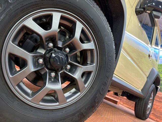 �y����15�C���`�A���~�z�C�[���z�O�ςɃ}�b�`���������A���~�z�C�[���𑕒����Ă���܂��B�e��ЊO�A���~�z�C�[����A�X�^�b�h���X�^�C�����戵�����Ă���܂��B���񂲑��k����������