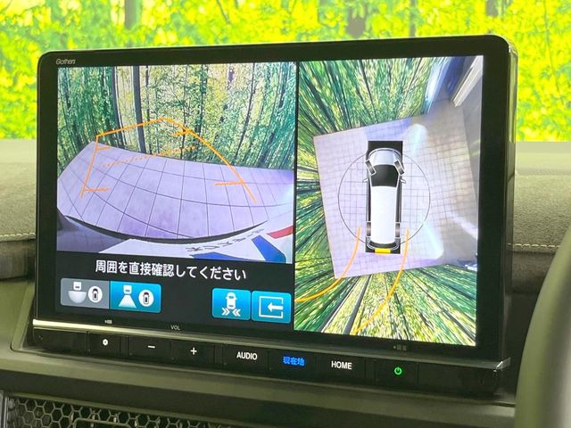 【マルチビューカメラシステム】専用のカメラにより、上から見下ろしたような視点で360度クルマの周囲を確認することができます☆死角部分も確認しやすく、狭い場所での切り返しや駐車もスムーズに行えます。