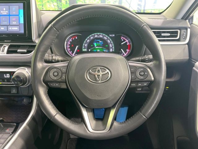 インテリアに合わせたデザインのステアリングは、運転される方のことも考え、運転しやすい形状、大きさです。是非一度、実際に触ってお確かめください。