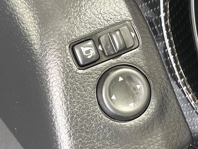 【電動格納ミラー】サイドミラーは電動格納式となっており、狭い駐車場でもキズがつくリスクを抑えられます。