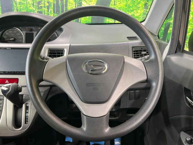 �C���e���A�ɍ��킹���f�U�C���̃X�e�A�����O�́A�^�]�������̂��Ƃ��l���A�^�]���₷���`��A�傫���ł��B�����x�A���ۂɐG���Ă��m���߂��������B