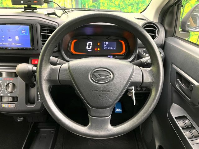 �C���e���A�ɍ��킹���f�U�C���̃X�e�A�����O�́A�^�]�������̂��Ƃ��l���A�^�]���₷���`��A�傫���ł��B�����x�A���ۂɐG���Ă��m���߂��������B