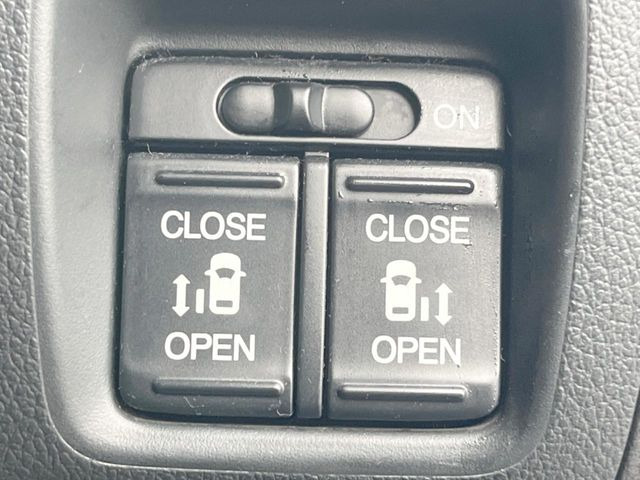 【両側パワースライドドア】スマートキーや運転席のスイッチで後席両側スライドドアの開閉が可能♪電動だから力を入れてドアを開ける必要が無く、小さなお子様でも簡単に開け閉めでき快適です♪