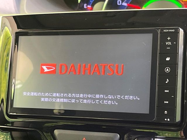 【純正ナビ】人気の純正ナビを装備しております。ナビの使いやすさはもちろん、オーディオ機能も充実!キャンプや旅行はもちろん、通勤や買い物など普段のドライブも楽しくなるはず♪