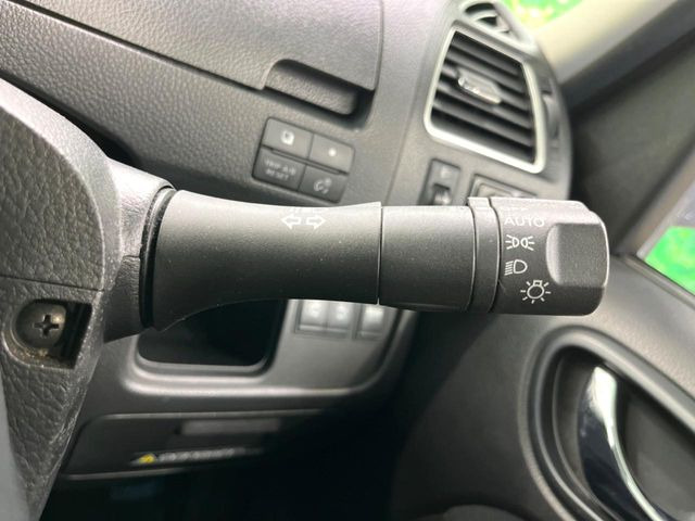 【オートライト】周りの明るさに応じて自動でヘッドライトの点灯・消灯ができる機能です!ライトの付け忘れ・消し忘れなどが無くなり、雨の日や夕方の走行も安心!トンネル通過時も便利ですね♪