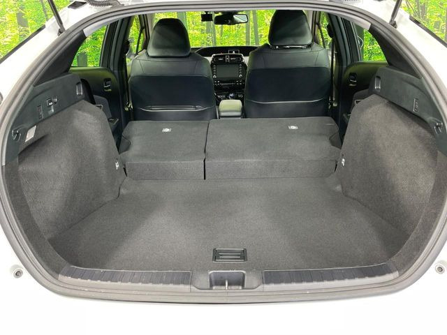 後席を格納すると、これだけの広さが!シーンに合わせたシートアレンジで、大きな荷物も積むことが出来ます♪