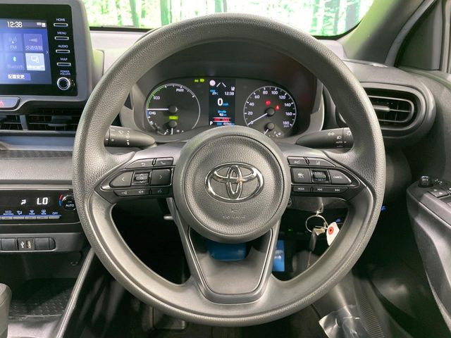 �C���e���A�ɍ��킹���f�U�C���̃X�e�A�����O�́A�^�]�������̂��Ƃ��l���A�^�]���₷���`��A�傫���ł��B�����x�A���ۂɐG���Ă��m���߂��������B