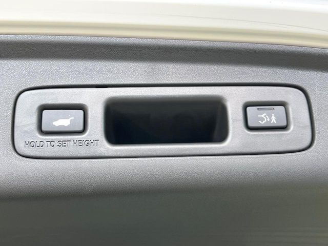 【パワーバックドア】スマートキーや運転席のボタンを押すだけでリアゲートが自動で開閉します!荷物を持っている時や、高い位置にあるバックドアを閉める際に便利な機能です♪