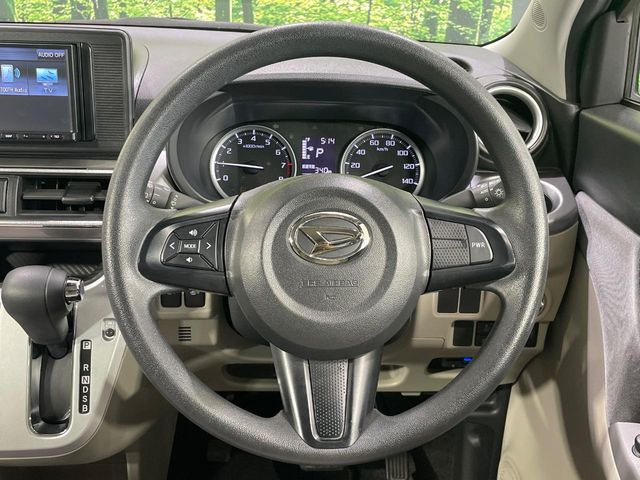 �C���e���A�ɍ��킹���f�U�C���̃X�e�A�����O�́A�^�]�������̂��Ƃ��l���A�^�]���₷���`��A�傫���ł��B�����x�A���ۂɐG���Ă��m���߂��������B