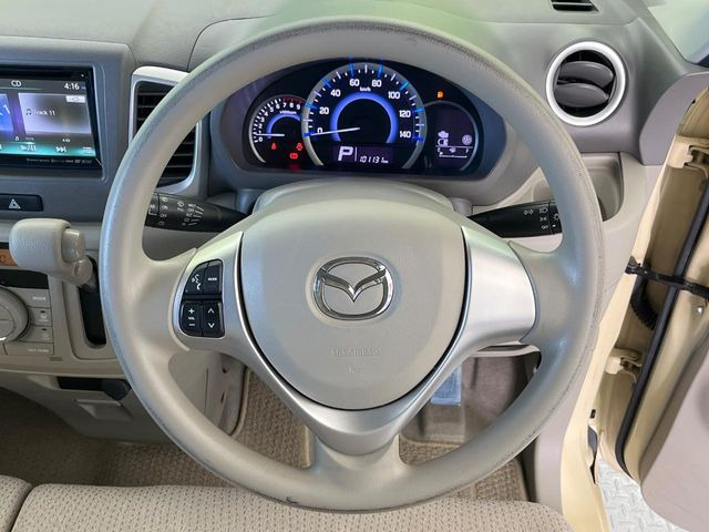 �C���e���A�ɍ��킹���f�U�C���̃X�e�A�����O�́A�^�]�������̂��Ƃ��l���A�^�]���₷���`��A�傫���ł��B�����x�A���ۂɐG���Ă��m���߂��������B