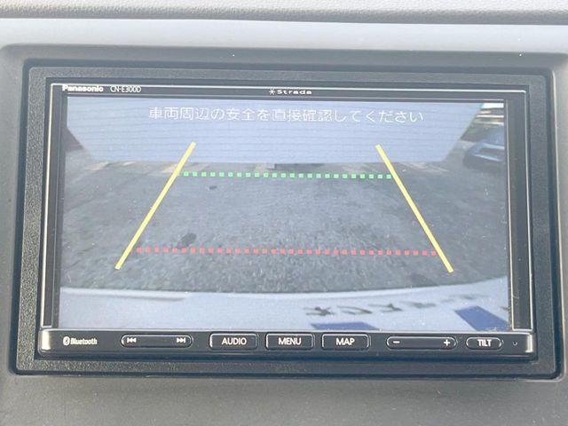 【バックカメラ】駐車時に後方がリアルタイム映像で確認できます。大型商業施設や立体駐車場での駐車時や、夜間のバック時に大活躍!運転スキルに関わらず、今や必須となった装備のひとつです!