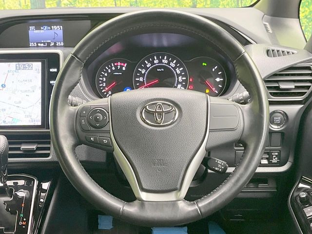 �C���e���A�ɍ��킹���f�U�C���̃X�e�A�����O�́A�^�]�������̂��Ƃ��l���A�^�]���₷���`��A�傫���ł��B�����x�A���ۂɐG���Ă��m���߂��������B