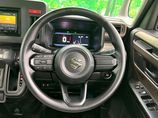 �C���e���A�ɍ��킹���f�U�C���̃X�e�A�����O�́A�^�]�������̂��Ƃ��l���A�^�]���₷���`��A�傫���ł��B�����x�A���ۂɐG���Ă��m���߂��������B