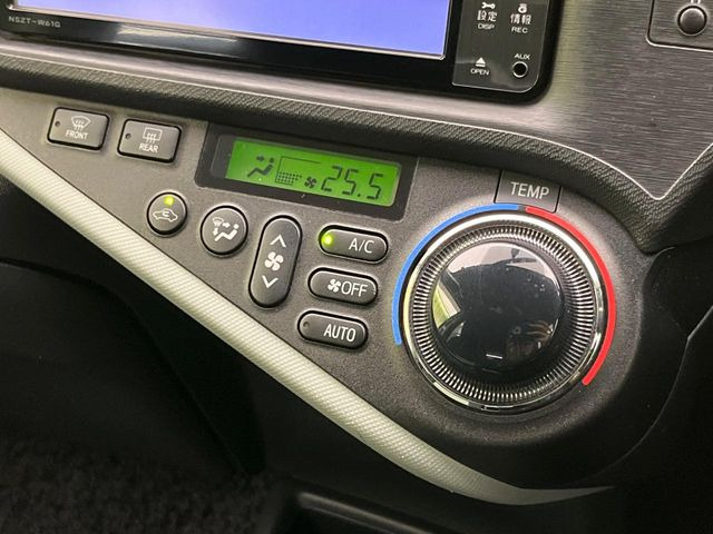 【オートエアコン】一度お好みの温度に設定すれば、車内の温度を検知し風量や温度を自動で調整。暑い&hellip;寒い&hellip;と何度もスイッチ操作をする必要はありません。快適な車内空間には必須の機能ですね♪
