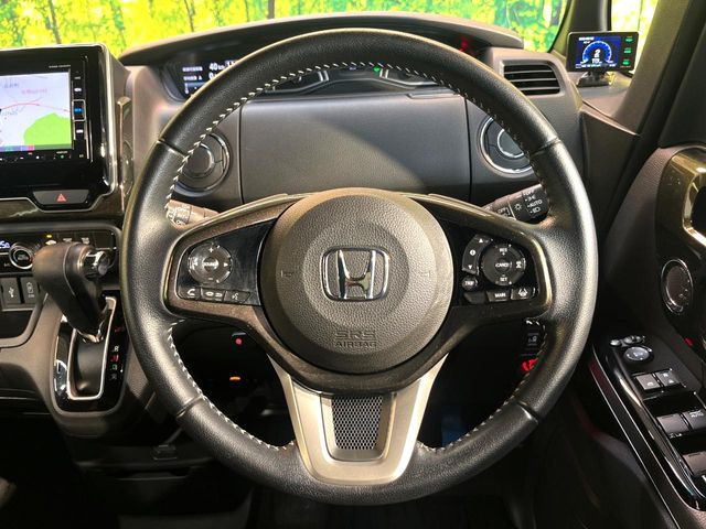 【純正革巻きステアリング】上質な革を使用することで、手にしっかり馴染みとても運転しやすいハンドルです♪