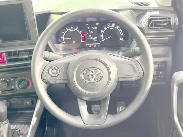 �C���e���A�ɍ��킹���f�U�C���̃X�e�A�����O�́A�^�]�������̂��Ƃ��l���A�^�]���₷���`��A�傫���ł��B�����x�A���ۂɐG���Ă��m���߂��������B