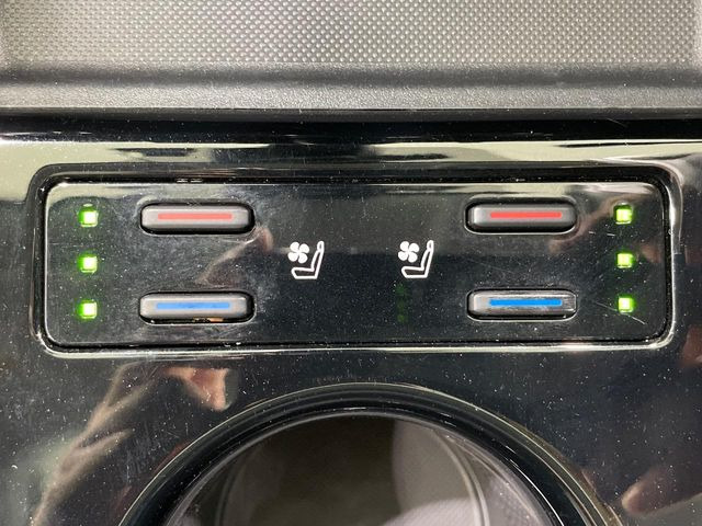 【シートヒーター&ベンチレーション】夏場は涼しい風でお尻や背中の熱やムレを防ぎ、冬はエアコンよりも早く温まってポカポカに!季節を問わず快適に過ごせます。