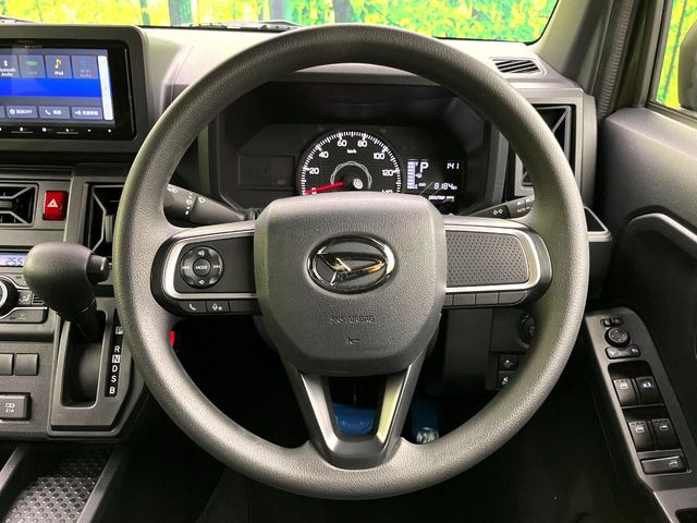 インテリアに合わせたデザインのステアリングは、運転される方のことも考え、運転しやすい形状、大きさです。是非一度、実際に触ってお確かめください。