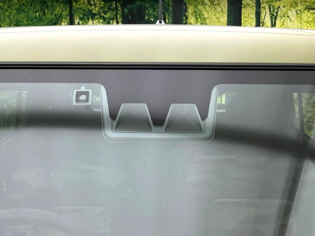 【スマートアシスト】走行中に前方の車両等を認識し、衝突しそうな時は警報とブレーキで衝突回避と被害軽減をアシスト。より安全にドライブをお楽しみいただけます。
