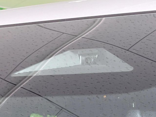 【ホンダセンシング】走行中に前方の車両等を認識し、衝突しそうな時は警報とブレーキで衝突回避と被害軽減をアシスト。より安全にドライブをお楽しみいただけます。
