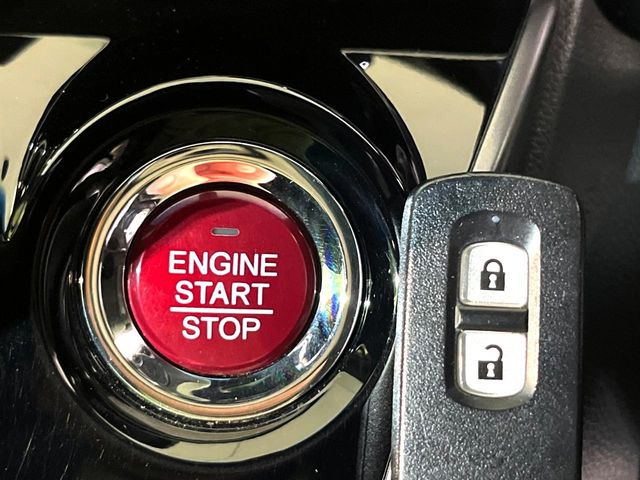 �yHonda�X�}�[�g�L�[�z�J�o����|�P�b�g�ɓ��ꂽ�܂܂ł��h�A�̎{���E�������\�ȃX�}�[�g�L�[�𑕔��B�G���W���̃I���E�I�t�����J�M�����o���K�v����������Ƃ��Ă��֗��ł���
