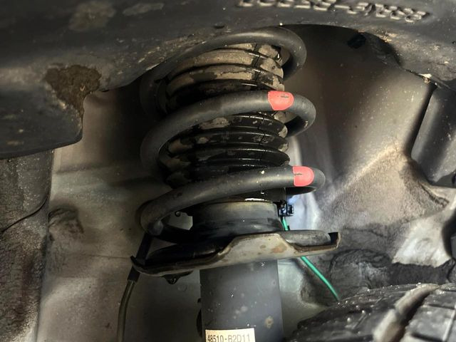 お車を安心してお乗りいただく為には、足回りの定期点検が欠かせません。サービスサポート(有償保証)では無料点検もご提供しており、安心のカーライフをお過ごしいただけるサポート体制が整っています。