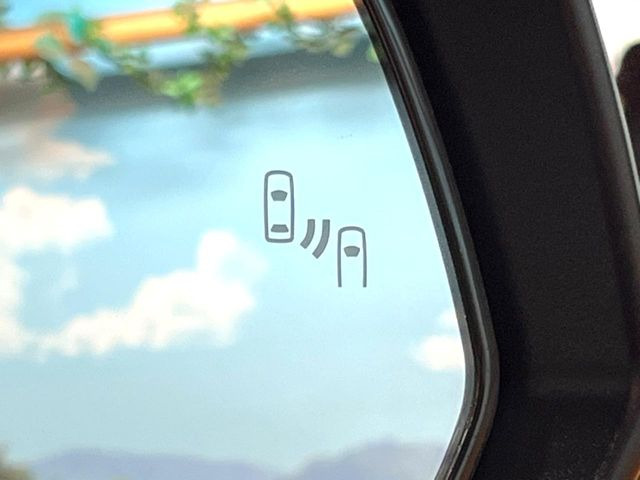 【ブラインドスポットモニター】走行中、ドアミラーの死角になりやすい箇所に後続車が接近するとサイドミラーのレンズに警告を表示!ドライバーに注意喚起をしてくれます。