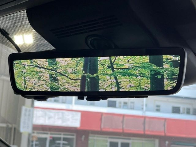 【デジタルインナーミラー】後席の大きな荷物や同乗者で後方が確認しづらい時でも安心!カメラが撮影した車両後方の映像をルームミラー内に表示。クリアな視界で状況の確認が可能です!