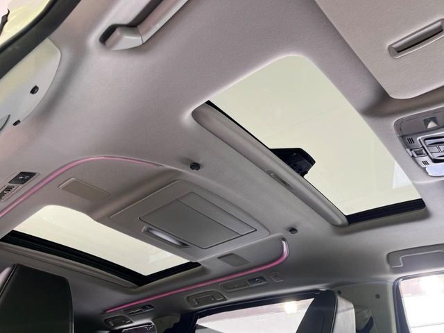 【サンルーフ】開放感たっぷりの希少装備、サンルーフが装着されています!車内に明かりを取り入れたり景色を楽しむ以外にも、車内の空気も簡単に換気できて快適です!