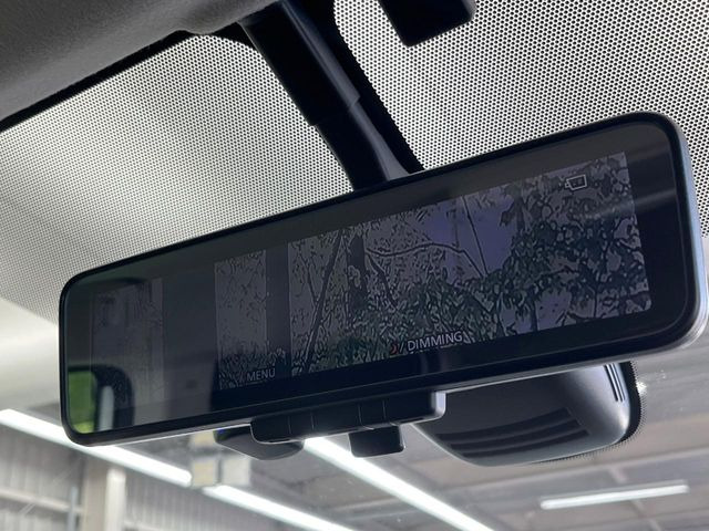 【インテリジェントルームミラー】後席の大きな荷物や同乗者で後方が確認しづらい時でも安心!カメラが撮影した車両後方の映像をルームミラー内に表示。クリアな視界で状況の確認が可能です!