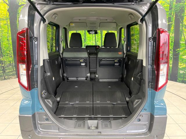積み下ろしのしやすいデッキにはたっぷりと荷物を積み込んでいただけます。遊びから仕事まで、様々なシーンで頼れます♪